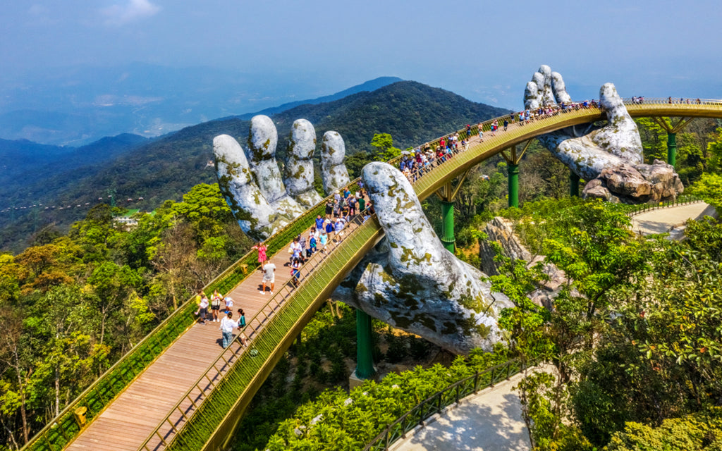Tourist live-streaming Da Nang Dragon Bridge